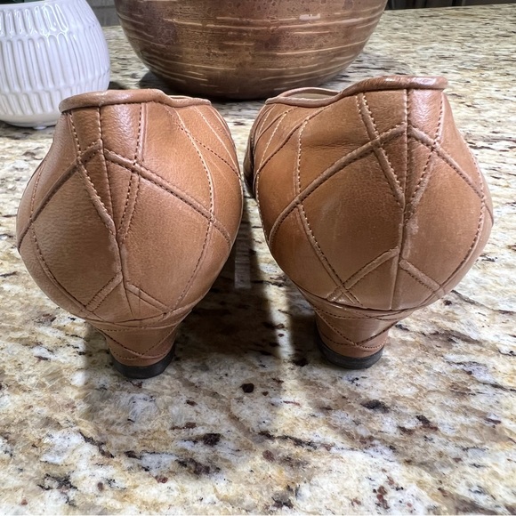 Chanel Quilted Tan Brown Leather Almond Toe Pumps 36 100% Authentic - Picture 11 of 15